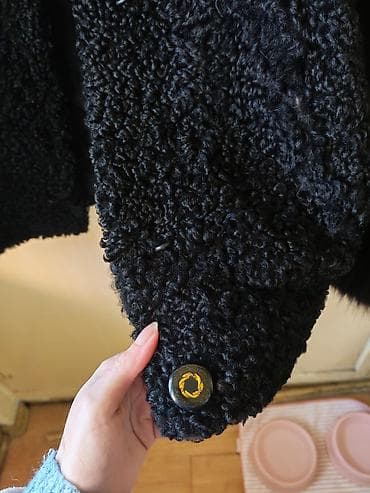 za kosu: Ženska bunda/jakna od crnog karakul krzna sa bogatim krznenim — 4