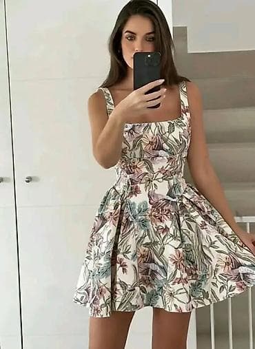 Ženska letnja haljina sa cvetnim printom - Kroj: fit-and-flare, struk