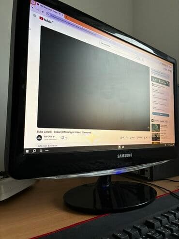 Samsung LCD monitor sa postoljem - Dijagonala približno 22–24 inča