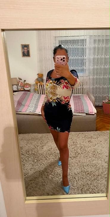 Potpuno ocuvana haljina, jednom na kratko davno obucena i od tada samo na lalafo.rs Potpuno ocuvana haljina, jednom na kratko davno obucena i od tada samo