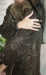 prsluci sa krznom: Dugački ženski kaput od krzna, elegantnog kroja sa naglašenim šarama u — 4