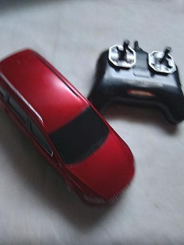 Na daljinski AUDI Q7 - 2,4 GHz razmera 1:24 (oko 18 cm.)sa