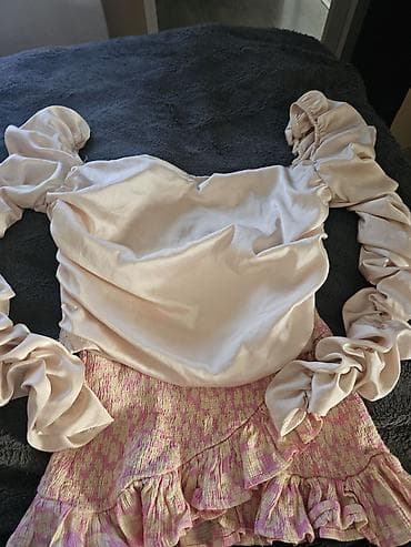 najk kompleti: Romantičan kompletić – satenska bluzica + mini suknja sa volanima - — 2