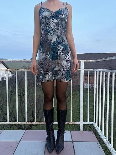 Haljina na bretele sa V-izrezom, sivo-crna sa tirkiznim dezenom