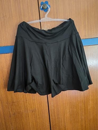 deca sorc: Crna ženska suknja-šorc, elegantnog i praktičnog kroja. Spolja izgleda — 1