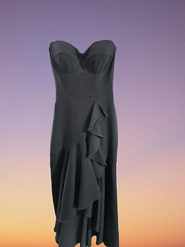 Haljina ima bretele. Nova je, ostala još u br 36.Elegantna crna