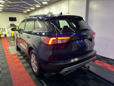 hecbek automobili: Plavi Ford Kuga, SUV model sa petoro vrata, opremljen je automatskim — 12
