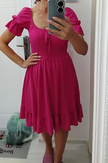 Prelepa, lagana i lepršava pink haljina, sa puf rukavima, u struku ima na lalafo.rs Prelepa, lagana i lepršava pink haljina, sa puf rukavima, u struku ima