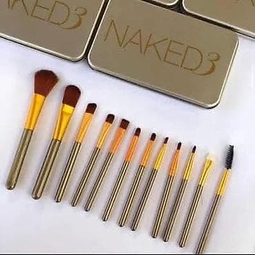 Set četkica za šminkanje NAKED3 – 12 komada u metalnoj kutiji. -