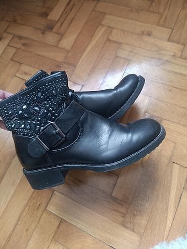 Ženske crne gležnjače sa ukrasnim nitnama i kamenčićima - Model