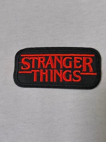 Ostali predmeti za umetnost i kolekcionarstvo: Crna pravougaona prišivač patch sa izvezenim logotipom „Stranger