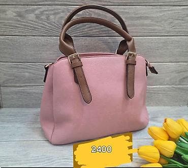 Torba u pastelno roze boji sa smeđim ručkama i detaljima u zlatnom