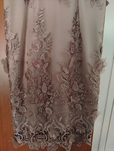 zara haljine nova kolekcija: Elegantna svečana haljina bez rukava u puderasto‑bež nijansi. - Kroj — 2