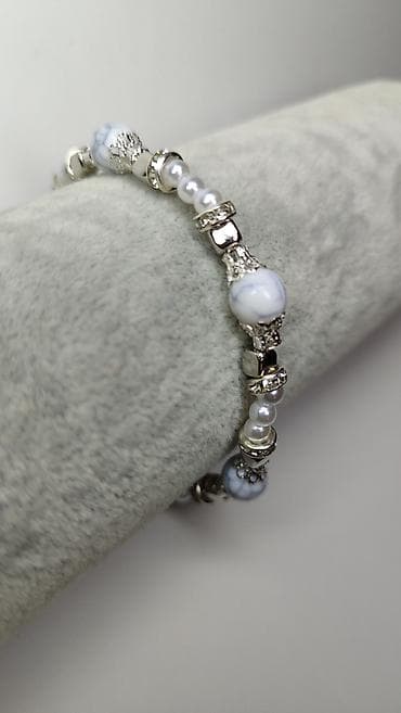 kofer za kvad: Elegantna ženska narukvica sa perlama i metalnim elementima - Dizajn — 3
