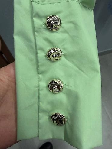 Lične stvari: Ženska košulja sa strukturom – model sa naglašenim ramenima i — 2