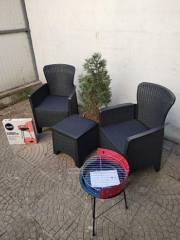 pivski set sto i klupe: Baštenski set + roštilj na ugalj - Dva prostrana naslonska stolca od — 2