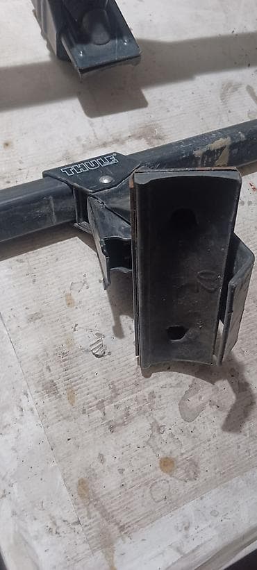 Auto oprema: Thule krovni nosači – set od dve uzdužne šine sa nogama/držačima - — 5