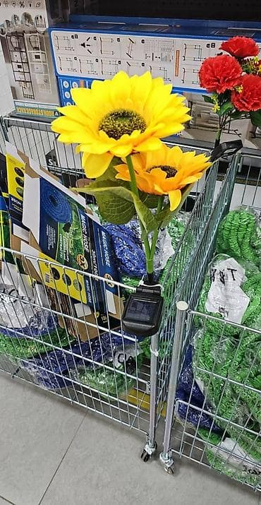 Solarna lampa suncokret se puni pomocu solarnog panela. Lampa ima na lalafo.rs Solarna lampa suncokret se puni pomocu solarnog panela. Lampa ima