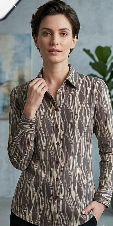 Shirts, blouses and tunics: Ženska košulja sa dugmadima – elegantan apstraktni print - Klasičan — 1