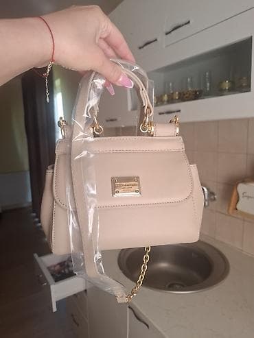 gucci torbica: Elegantna torbicaa u toploj bež nijansi sa zlatnim detaljima. - — 2