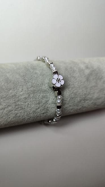 perika cena: Elegantna narukvica sa bisernim perlama i metalnim kockastim perlama u — 6