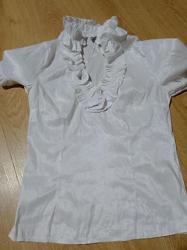 Ženska bela bluza sa kratkim rukavima i ukrasnim volanima oko V-izreza na lalafo.rs Ženska bela bluza sa kratkim rukavima i ukrasnim volanima oko V-izreza