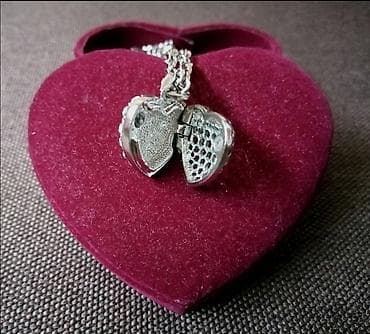 tasne mona: Ogrlica sa priveskom srce. Nenošena. Bez oštećenja. Dimenzije : Dužina — 3