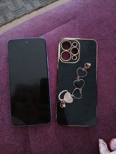 Redmi 12 telefon, crne boje, sa pratećom futrolom. Telefon ima ekran