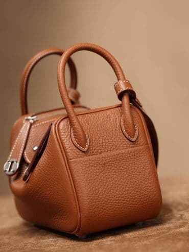 šnala u obliku cveta: Kožna torba u boji konjaka – kompaktan model sa ručkama - Materijal — 4