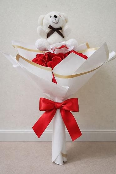 Poklon buket sa plišanim medom - Elegantno aranžiran buket u belom na lalafo.rs Poklon buket sa plišanim medom - Elegantno aranžiran buket u belom