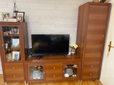 toaletni sto za devojcice: Ovaj TV ormarić, izrađen od drveta tamnosmeđe boje, pruža elegantno i — 2