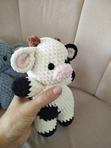 Plišana heklana igračka – krava - Ručno rađena amigurumi igračka od