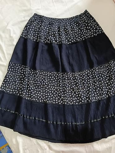 Suknja – plisirana, tamnoplava sa cvetnim printom - Kroj: široka