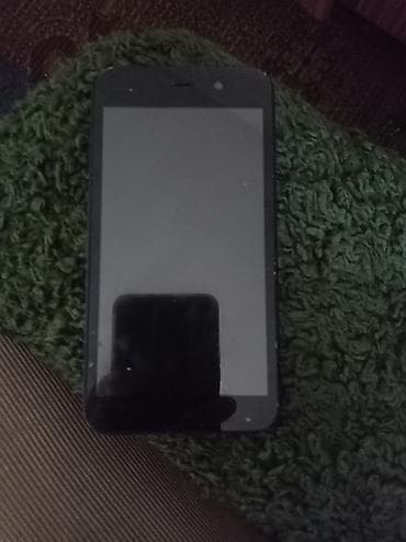 Pametni telefon kompaktnih dimenzija sa ekranom od približno 4–4.5
