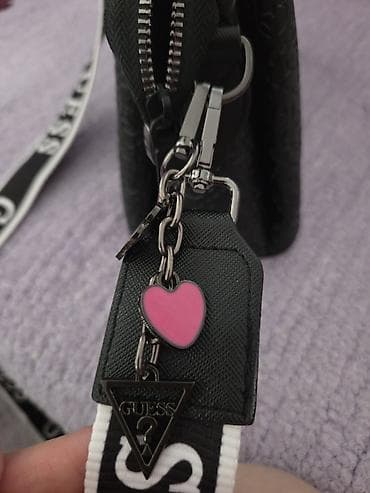 guess ogrlice leptir: GUESS ženska crossbody torba – crna - Materijal: veštačka koža sa — 8