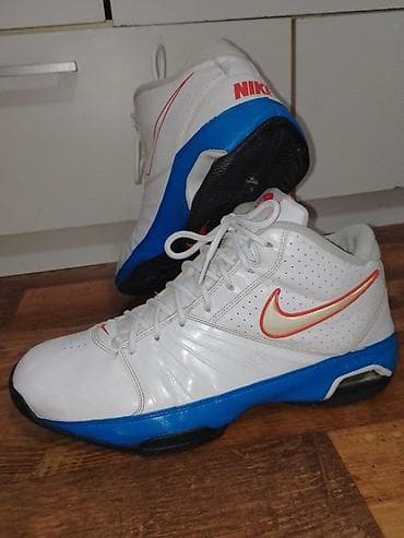 Nike košarkaške patike – beli gornjište sa plavo‑crnim đonom i