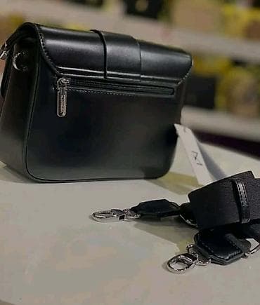 pero za pisanje: Ženska crossbody torba sa metalnim slovom “M” na preklopu. Uz torbu — 7