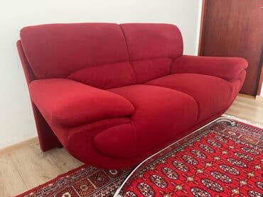 sofa za sedenje: Dvosed i fotelja u jarko crvenoj boji, presvučen plišanim materijalom — 1