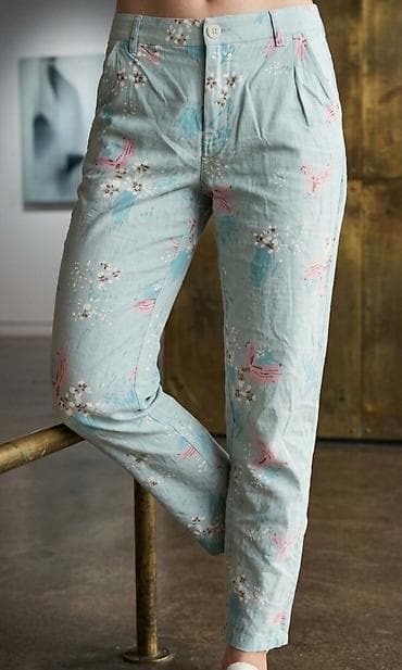 Ženske pantalone sa printom – pastelno zelena osnova sa nežnim cvetnim