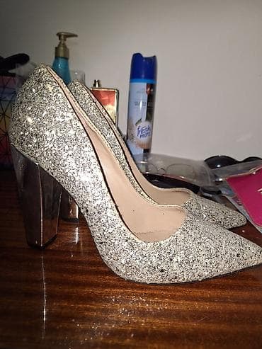 guess salonke: SKROZ NOVE SALONKE BROJ 39,NOV MODEL SA DEBLJOM STIKLOM,VEOMA — 1