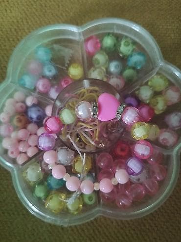 new yorker pantalone: Set za izradu nakita – kutija u obliku cveta sa raznobojnim perlama - — 2