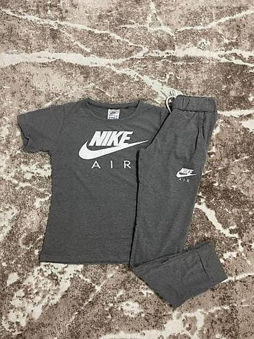 Gornji i donji deo: Dvodijelni sportski set – majica kratkih rukava i trenerka sa — 2