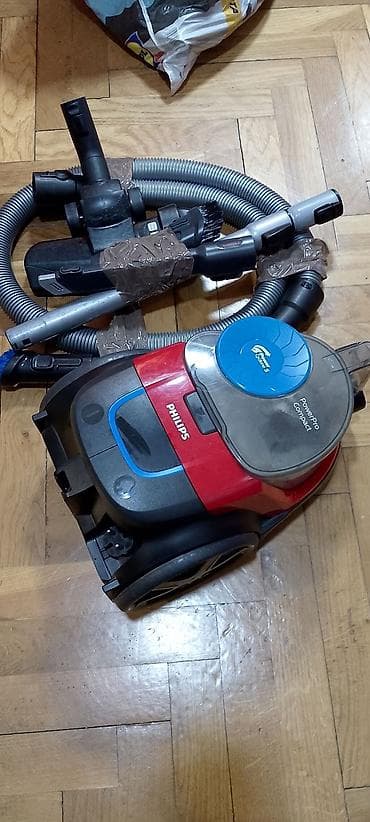 Usisivač PHILIPS bez kese kompletan . dobar . 
Mirjevo