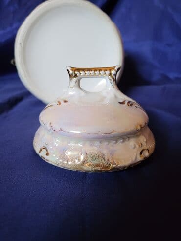 zemljane posude: Bombonijera 1914 do 1918g. porcelan,sedef glazura. Bombonijera je — 11