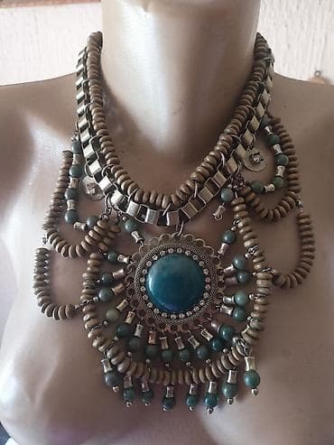 Statement ogrlica sa višeslojnim nizovima perli i velikim centralnim