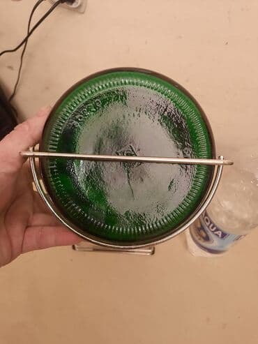 komode sa policama: Velika flasa sa postoljem.
Oko 4,5 l — 9
