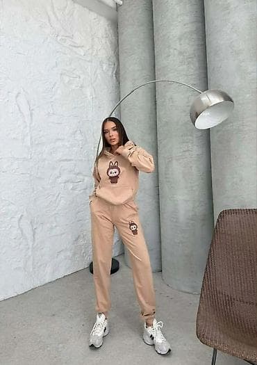 Lične stvari: Ženski komplet trenerke sa kapuljačom i printom nestašnog zeka. - — 1