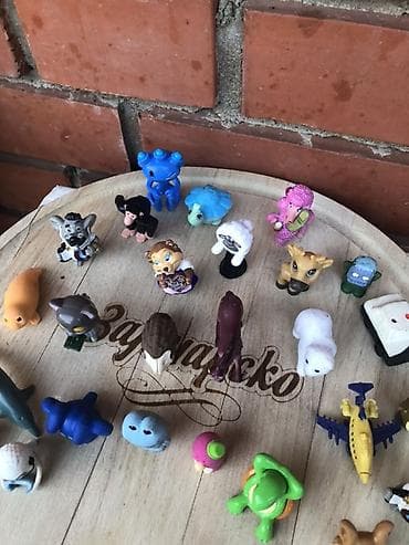 jednostavne haljine za svaki dan: - Kolekcija od više desetina sitnih plastičnih/gumenih figurica - — 4