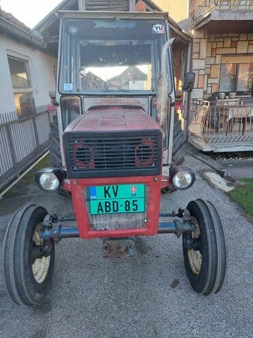svetleca traka za auto: Traktor UNIVERZAL 445 standard bez ikakvih ulaganja. Gume nove — 1