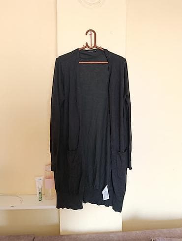 Dugački crni kardigan bez kopčanja - Boja: crna - Kroj: dug, opušten; — 1